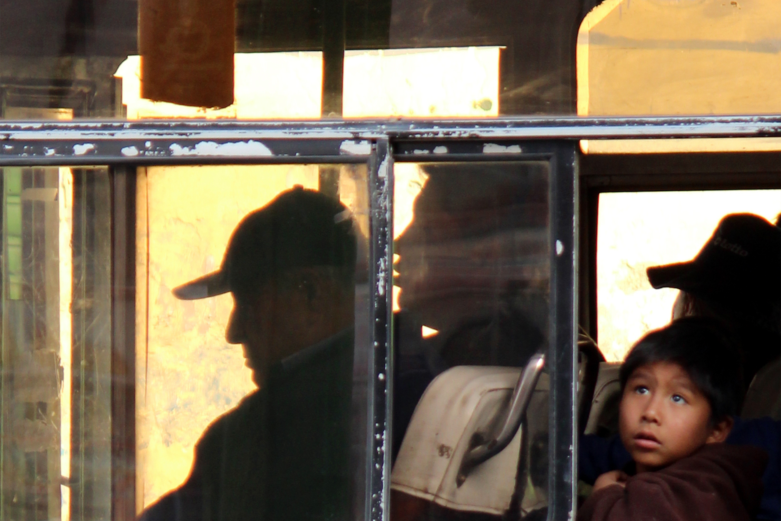Photographies de Bolivie petit garçon dans bus à Cochabamba