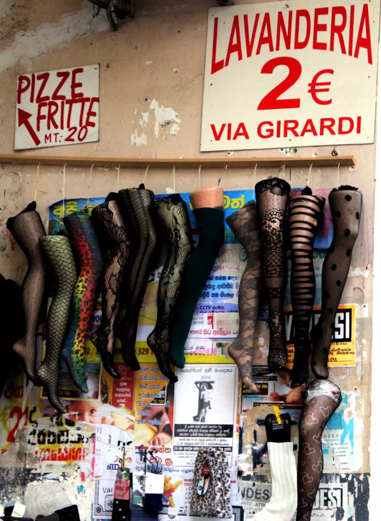 photographies d'Italie Naples vendeurs mur rue street photography
