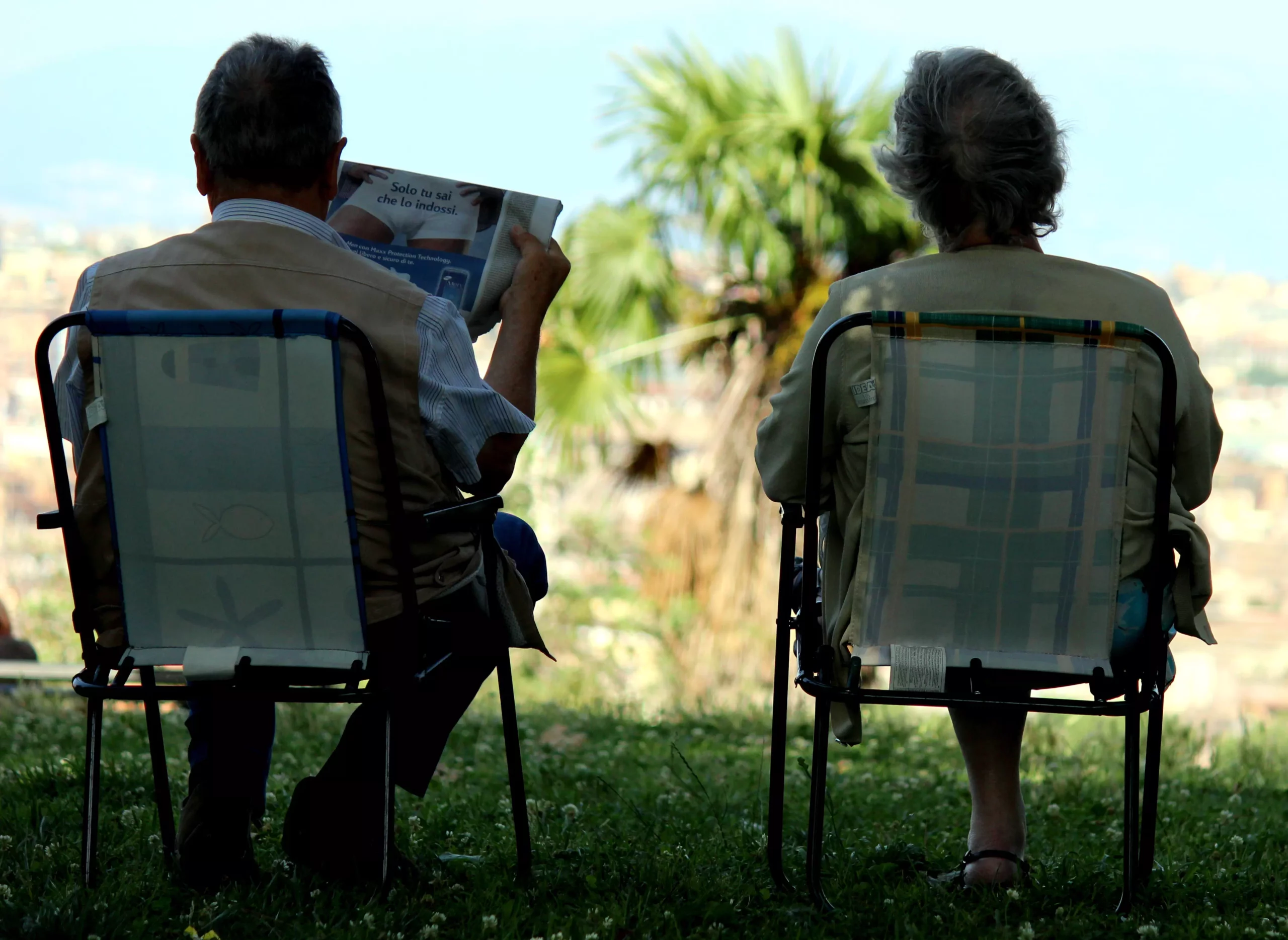 photographies d'Italie un couple de personnes âgées dans un parc de Rome
