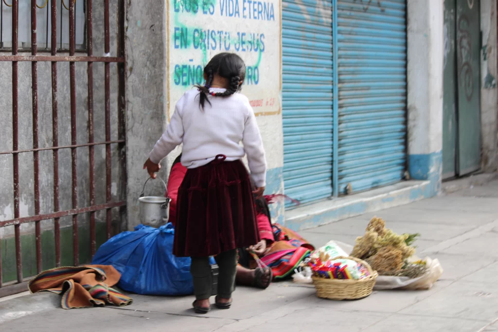 Photographies de Bolivie une petite fille vend des produits dans la rue