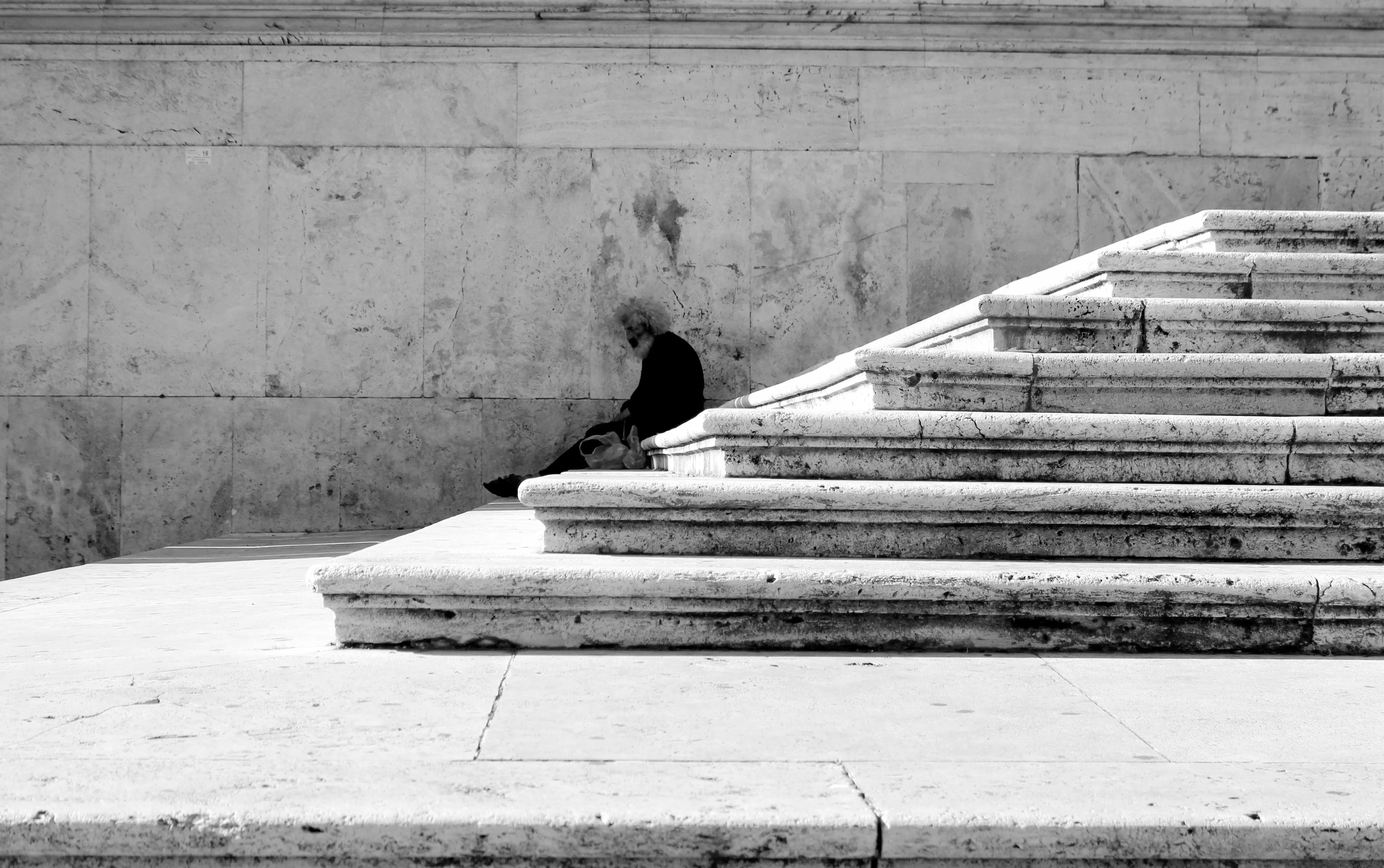 human in geometry street photography SDF homeless photographie Rome