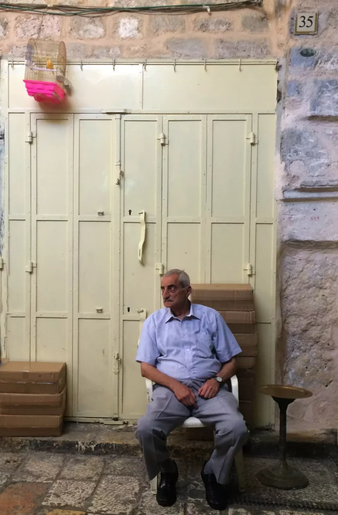 photographies d'Israël Des Un monsieur avec son canari à Jérusalem