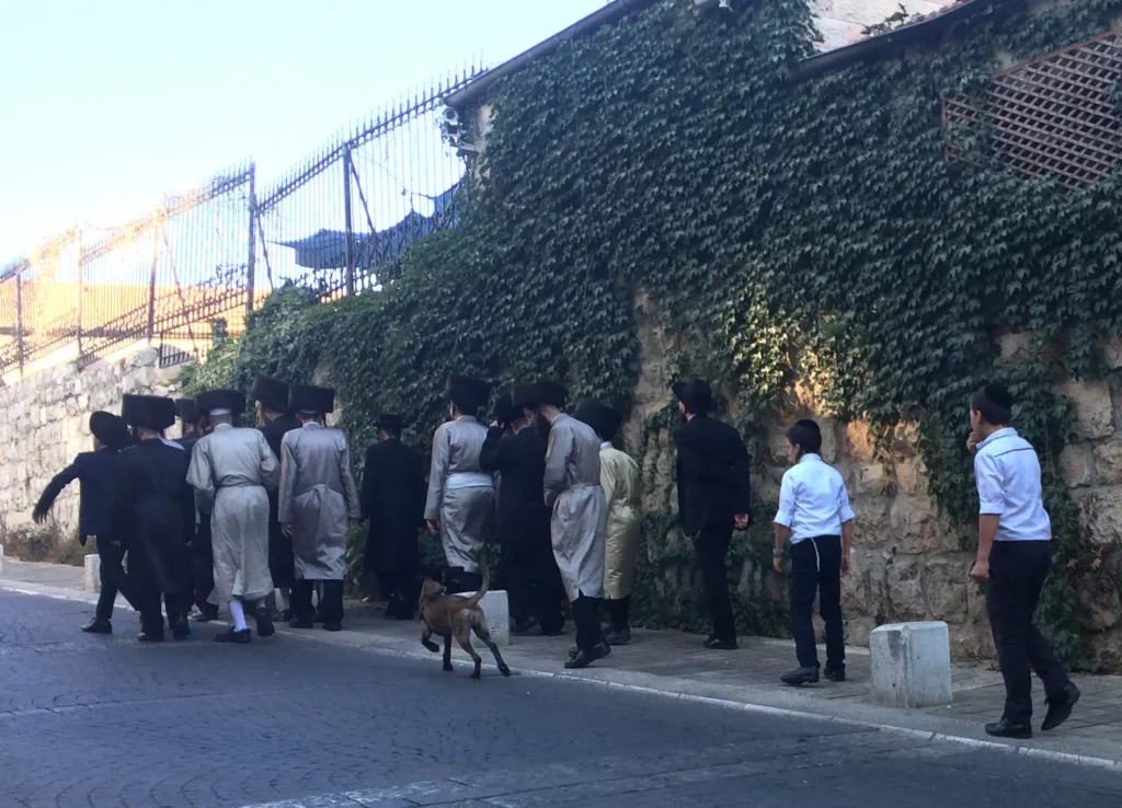 photographies d'Israël Des Juifs orthodoxes le jour de Sabbat, à Jérusalem