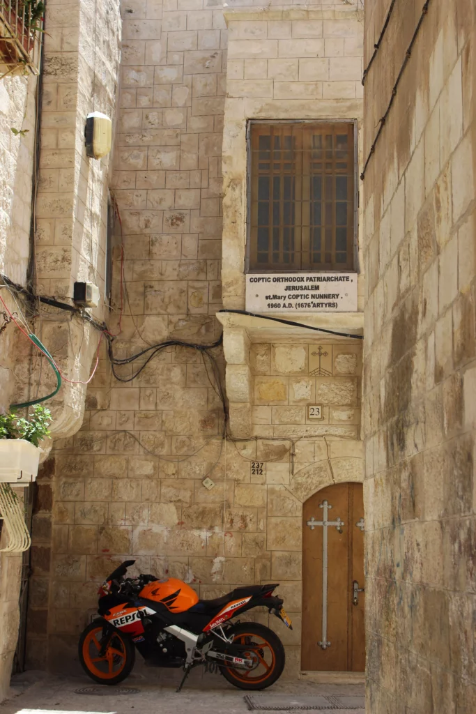 photographies d'Israël Une moto garée devant une église chrétienne à Jérusalem