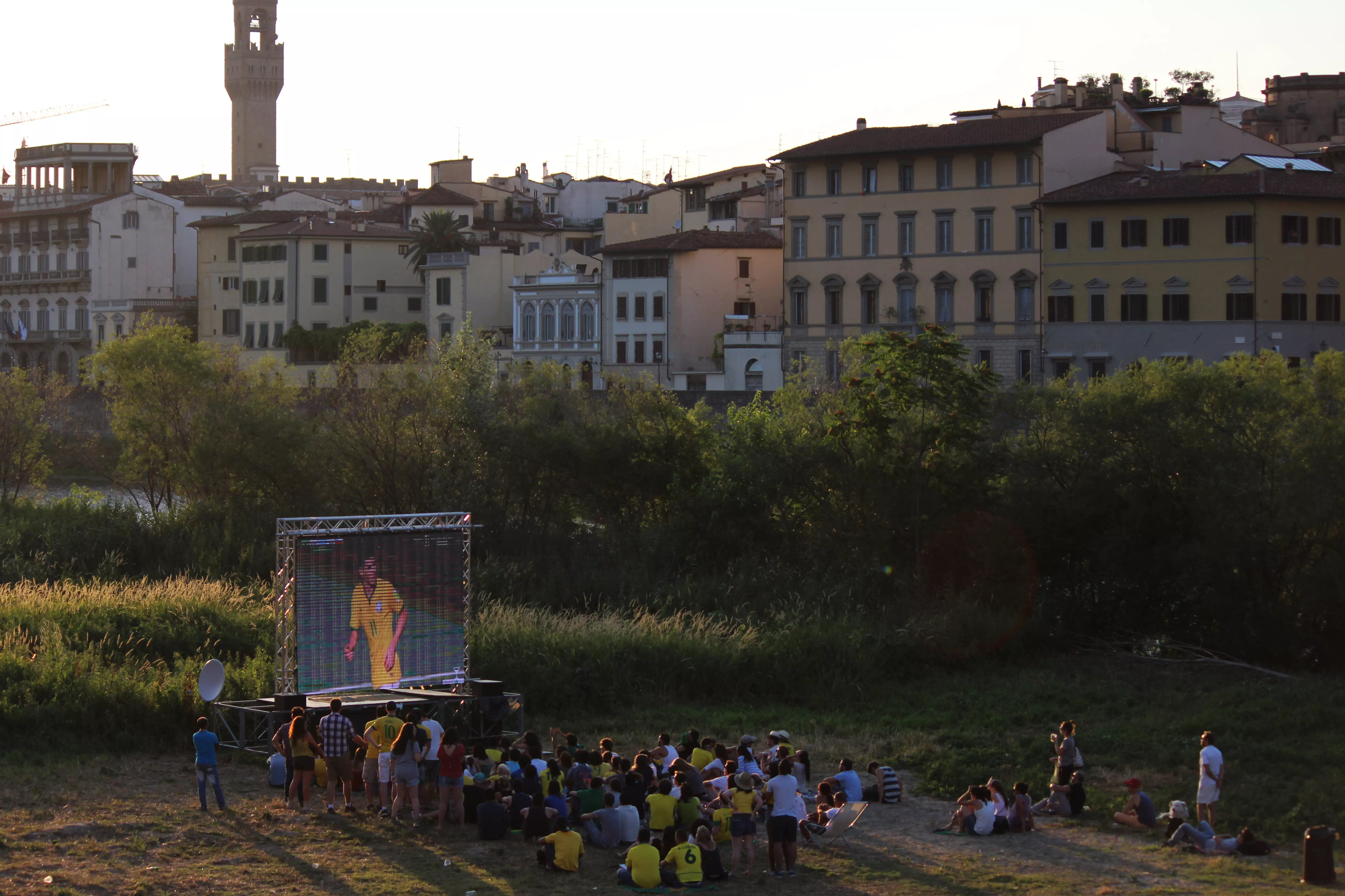 photographies d'Italie un groupe de personnes regardent un match de football à l'air libre à Florence