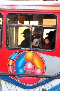 photographies de bolivie Un petit garçon dans un micro (bus), à Cochambamba.