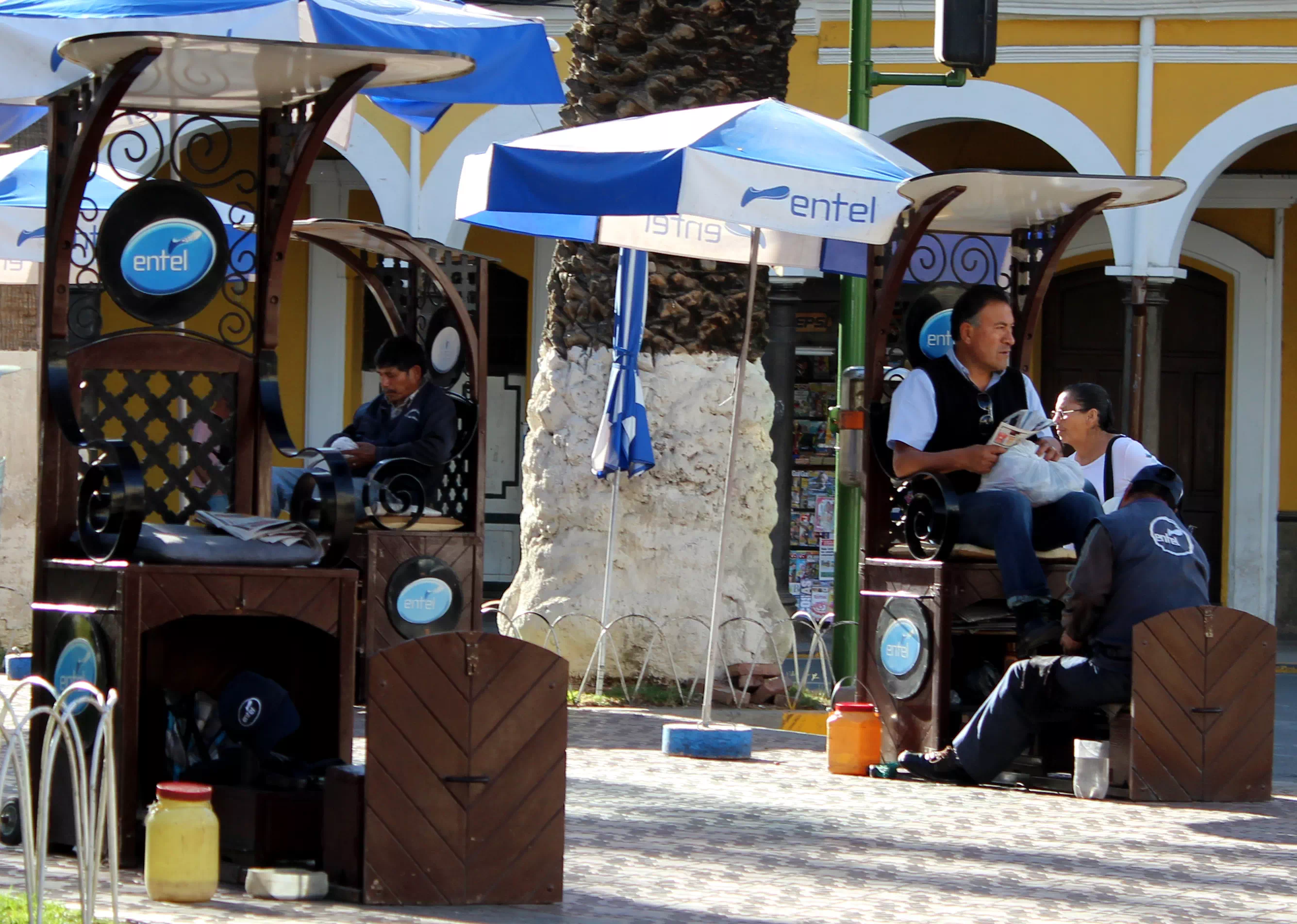 photographies de bolivie Des cireurs de chaussures installés sur une place à Cochambamba