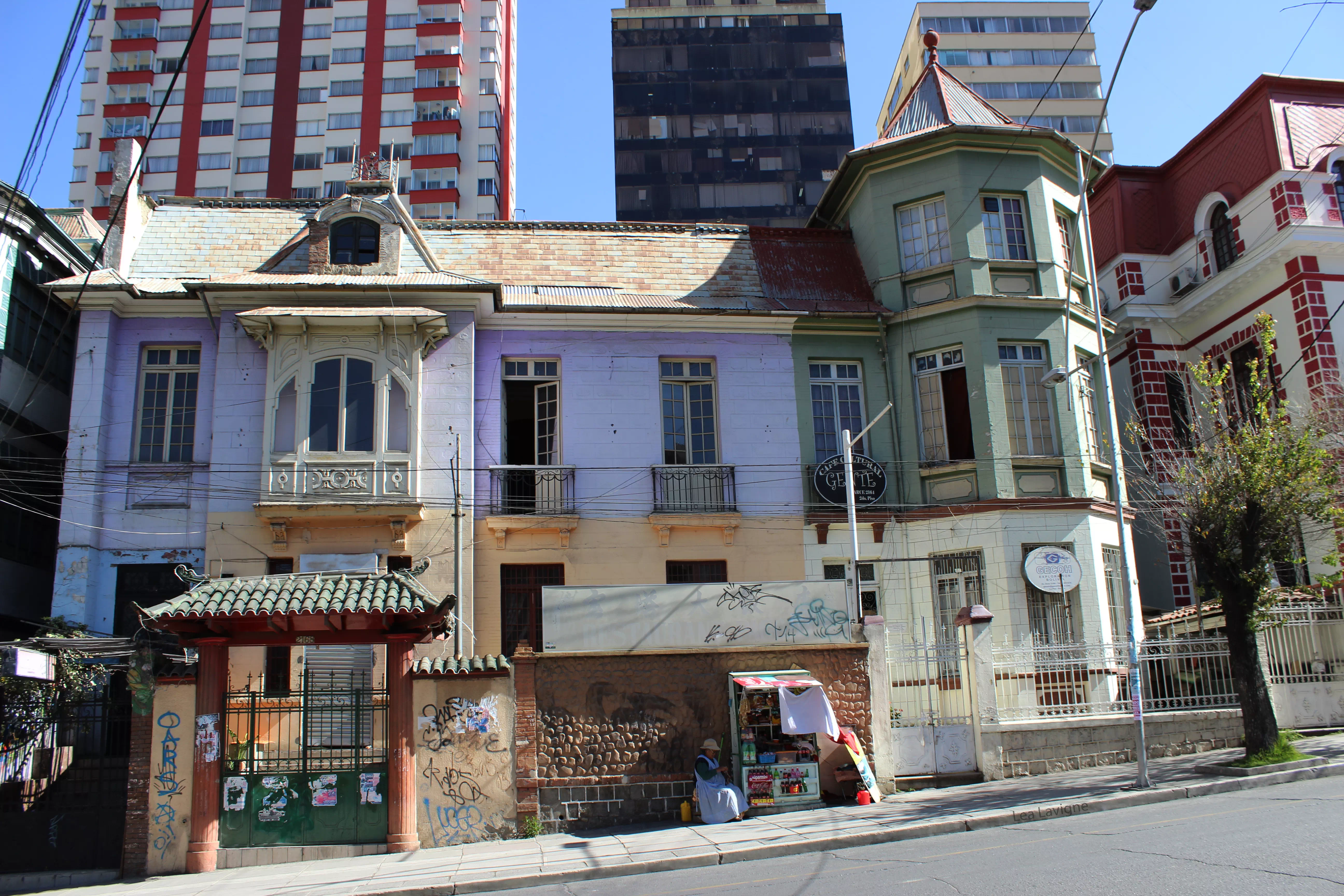 photographies de bolivie Un kiosque devant une maison de style post-colonial à La Paz