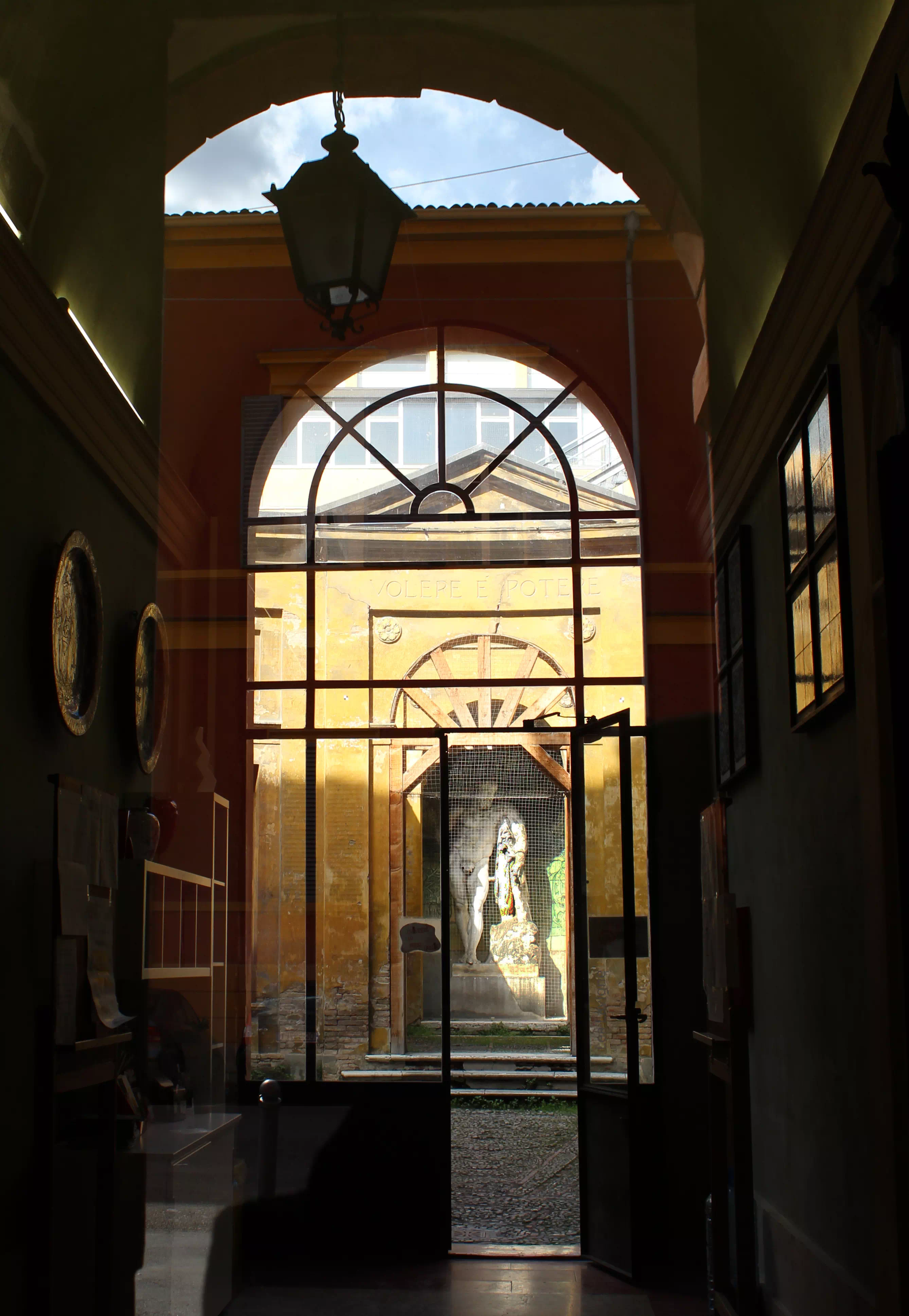 photographies d'italie Cour intérieure, Modène sculpture romaine